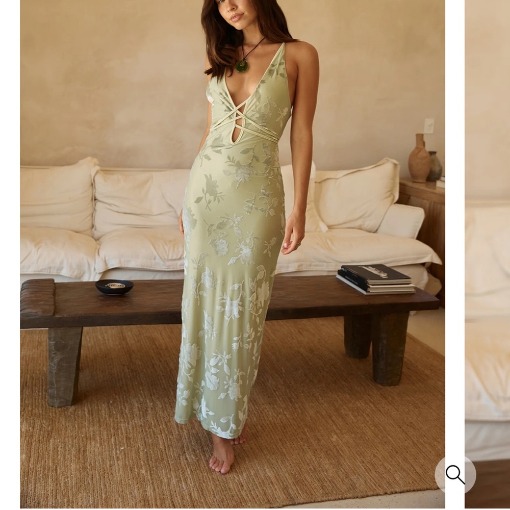 Green Sleeveless Plunge Neck Backless Gown